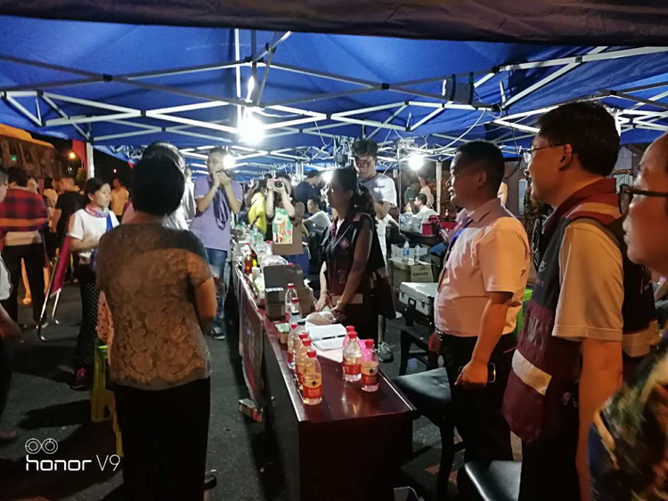 3凌晨了，仍然堅持在中轉站工作的農工黨員 陳宇（中）.jpg