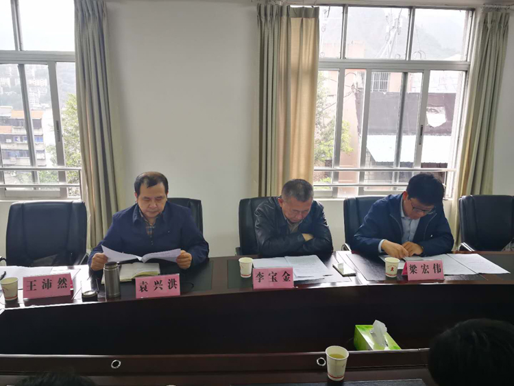 10月24日，中國初級衛生保健基金會蒞臨攀枝花并與我市衛計委召開座談會。圖為李寶金副秘書長（中）、梁宏偉副主任（右）、袁興洪副主委（左）認真聽取衛計委匯報我市基層衛生情況.jpg