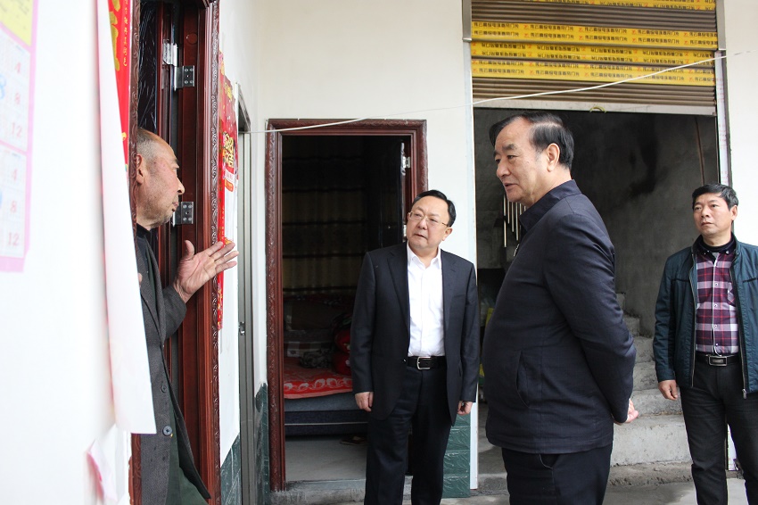 在貧困戶羅仕舉家中調研異地扶貧搬遷及村“一低五有”達標情況.jpg