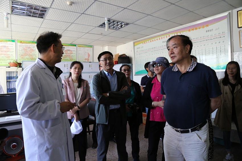 2 王正榮主委（右）在布拖縣人民醫(yī)院調研（劉倫武攝）.jpg