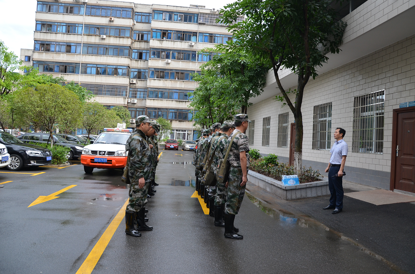 06 接到上級命令，交通系統的農工黨員們整裝待發，將趕赴一線執行抗洪搶險任務。.png