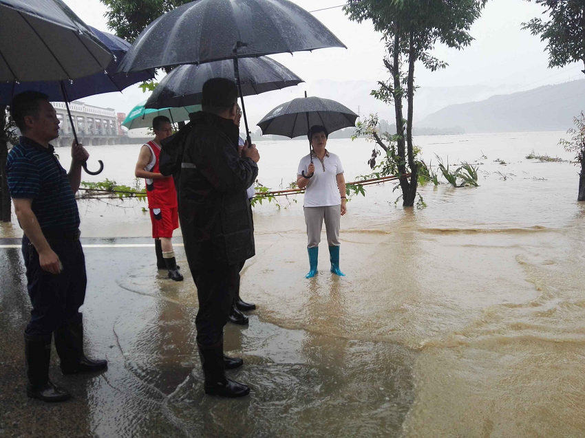 01 農(nóng)工黨廣元市委主委、副市長吳桂華（右1）在昭化古城現(xiàn)場指揮抗洪搶險工作.png