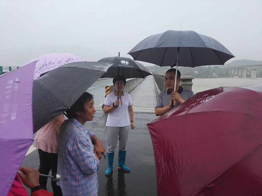 02 吳桂華（中）在昭化古城抗洪一線安撫受災(zāi)群眾.png