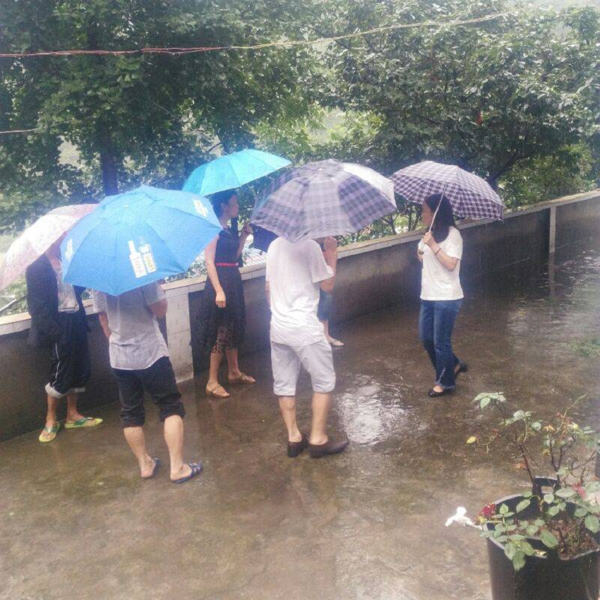 05 朝天支部副主委、朝天鎮(zhèn)副鎮(zhèn)長石英（右1）深入村民家中了解受災(zāi)情況，宣傳雨季家庭用電、出行等安全知識和應(yīng)急知識。.png