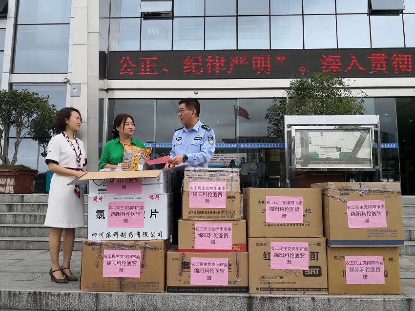 農工黨市委委員、科倫醫藥公司總經理馬曉暉（右），農工黨市委議政調研科科長肖敏向綿陽交警捐贈物資.jpg