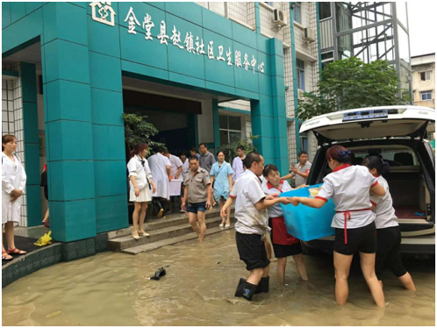 02 總支一支部負責人趙鎮社區衛生服務中心副主任陳建指導醫務人員緊急搶救物質.png