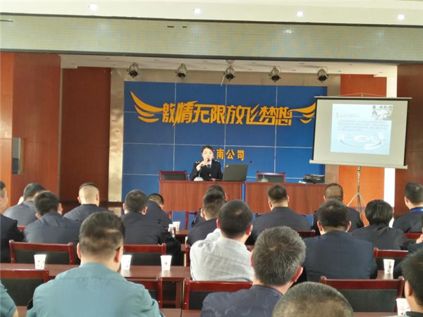 黨員陳劍秋以《覺知當下的存在》為題進行心理疏導_副本 (1).jpg