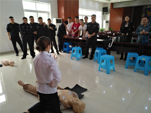 黨員陳劍秋實施心臟復蘇操作演練2_副本 (1).jpg