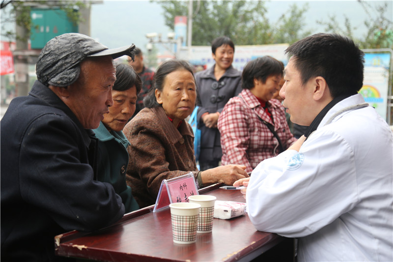 西南醫科大學支部黨員張志鴻為群眾診療 (1).jpg