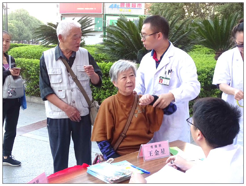 10月20日義診，農工黨員王金星為群眾診治 850.jpg