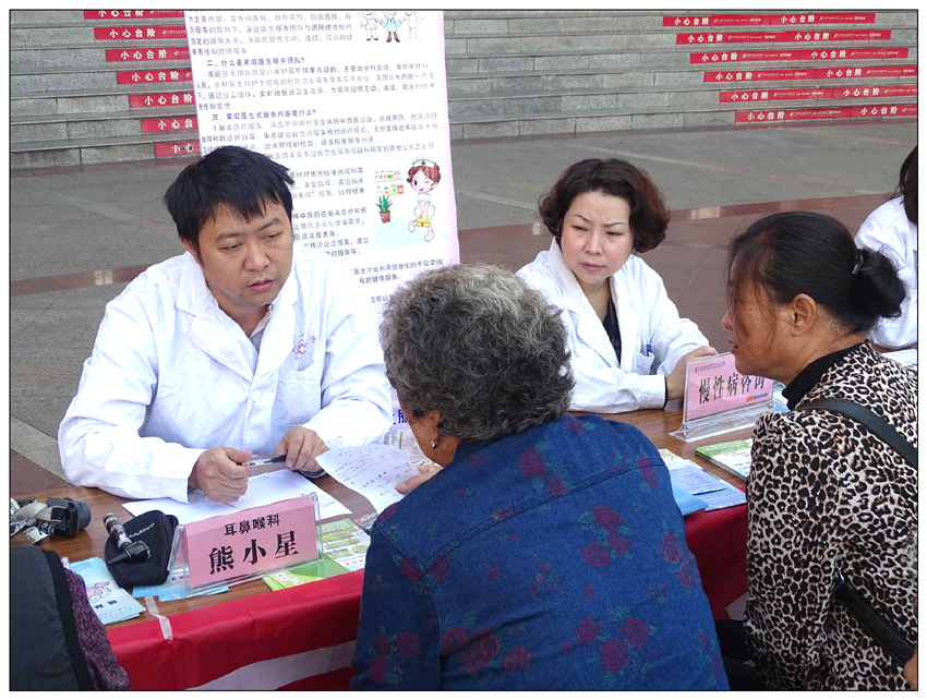 10月20日義診，農工黨員熊小星為群眾診治 850.jpg