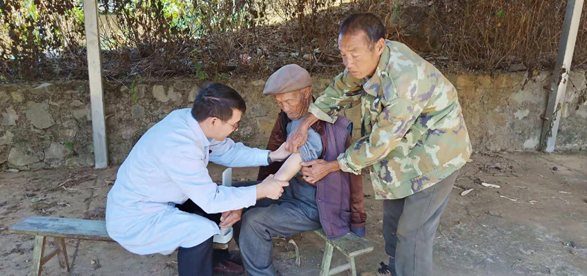 10月27日米易支部下鄉(xiāng)為貧困戶診治 850.jpg