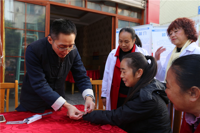 謝林林為群眾診療2 (1).jpg