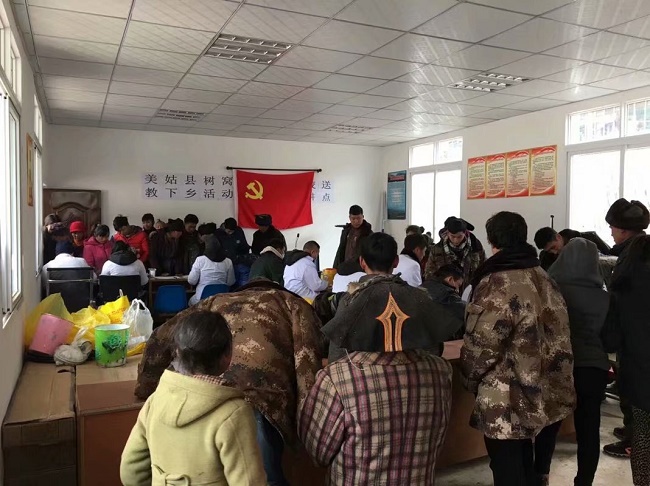 08 農工黨樂山市委到美姑縣開展義診活動.jpg