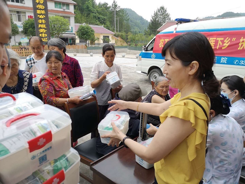 農工黨利州總支開展“送醫下鄉”扶貧活動2.jpg