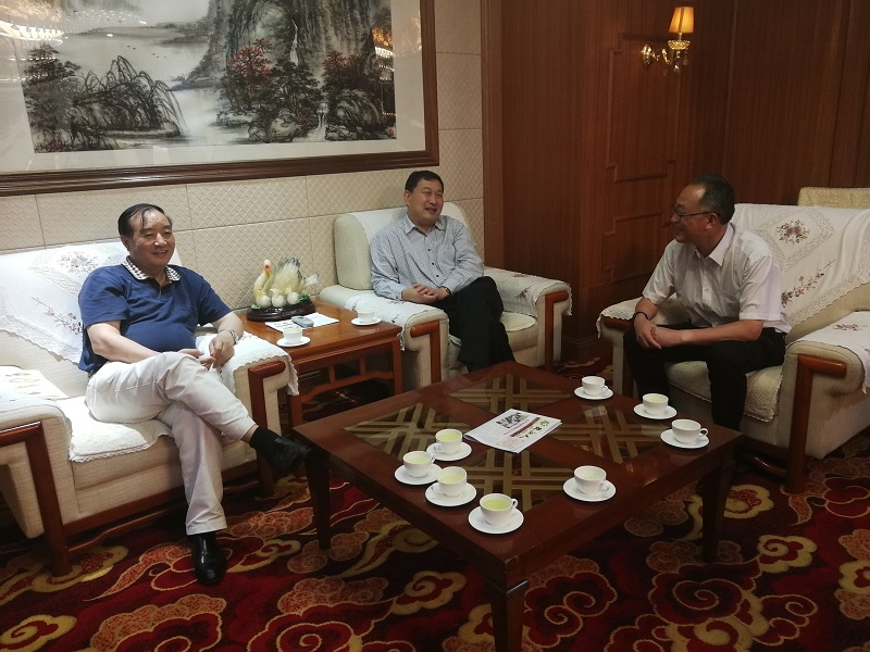 01 農(nóng)工黨四川省委主委、省政協(xié)副主席王正榮（左1）同農(nóng)工黨廣東省委會(huì)主委、省政協(xié)副主席馬光瑜（中）進(jìn)行交流.jpg