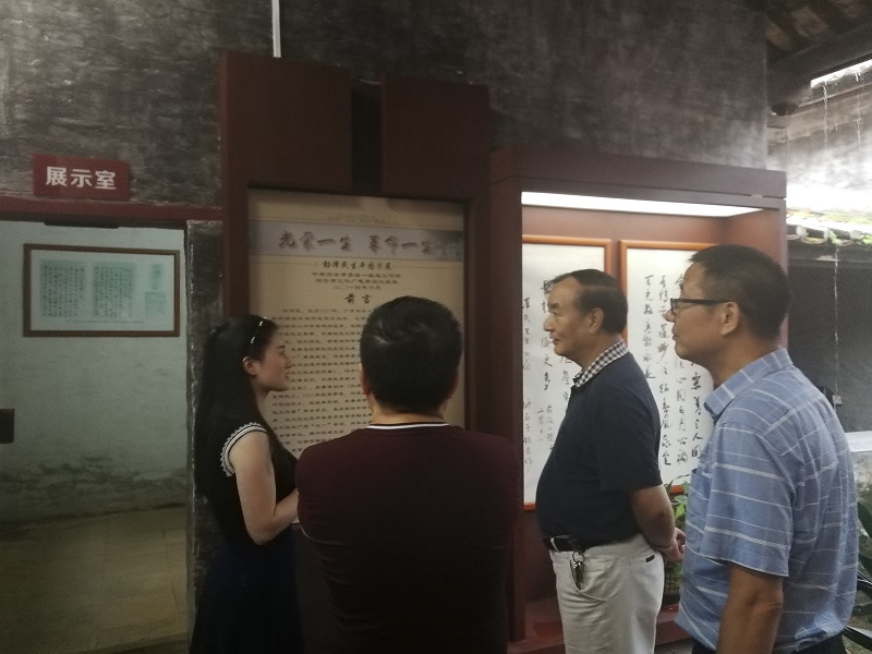 3 調(diào)研組瞻仰彭澤民故居.jpg