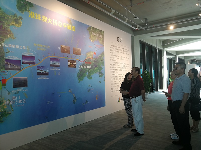 6 調(diào)研組聽取港珠澳大橋介紹.jpg