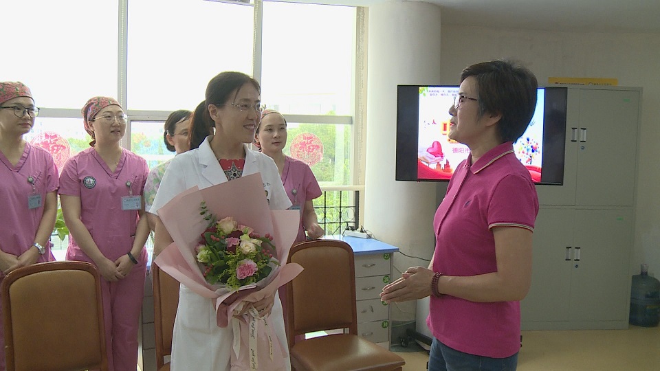 農工黨德陽市委主委何蘋慰問醫務工作者2.JPG