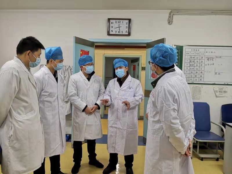 李先華（右二）到資中縣人民醫院指導內江首例確診病例的治療.jpg
