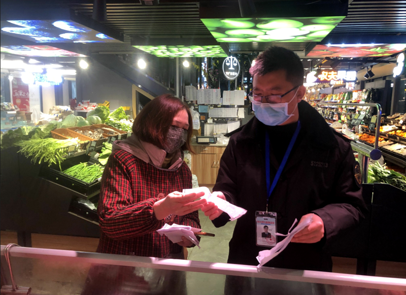 遂寧農(nóng)工黨員王濤（圖右）：做好市場(chǎng)監(jiān)管人 努力打贏疫情阻擊戰(zhàn).png