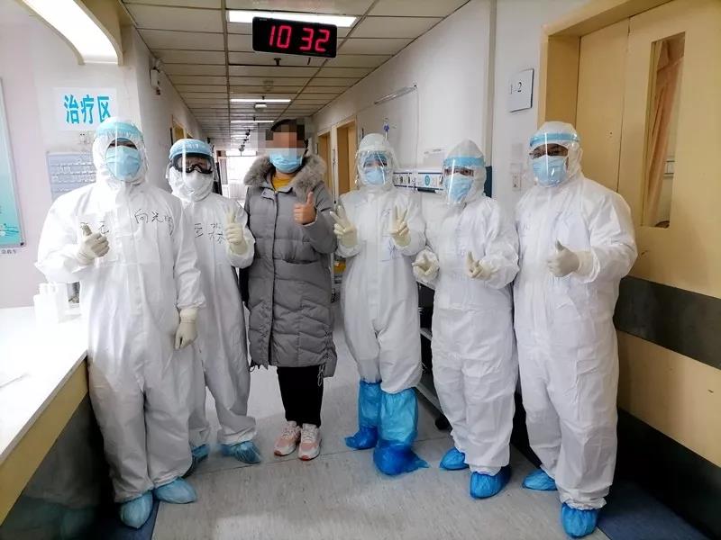 重癥患者（中）出院后 主動(dòng)拉著王德明（右二）等醫(yī)護(hù)人員合影留念.jpg