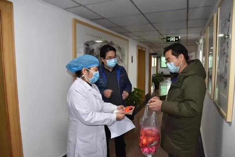 田淑華向疫情一線人員送上中藥香囊.jpg