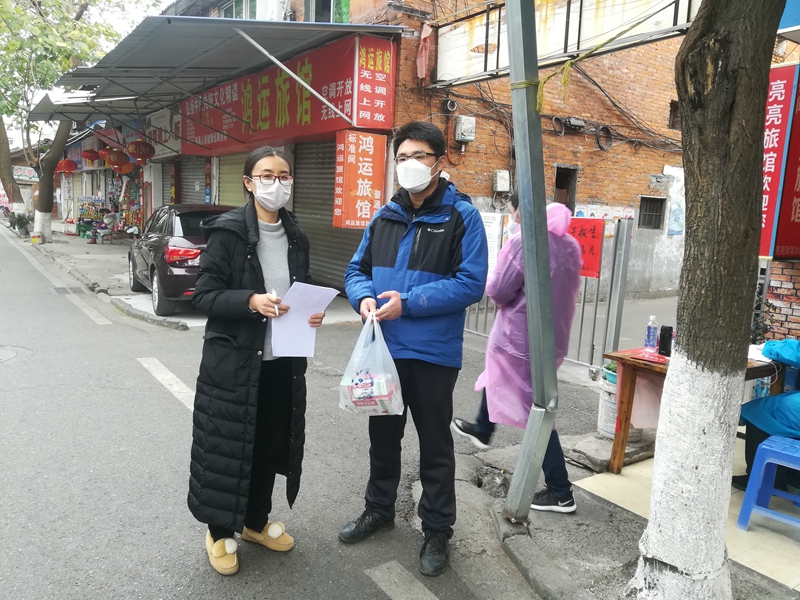 農(nóng)工黨德陽市委看望慰問戰(zhàn)斗在疫情防控一線的社區(qū)工作者1.jpg