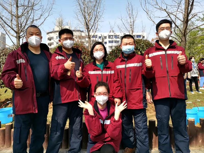 向光明（左一）、王德明（后排中）與援鄂同事合影.jpg
