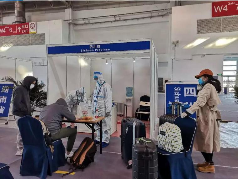 身著防護服的張輝（右）在四川省涉川旅客轉運接待點轉運入境人員.jpg