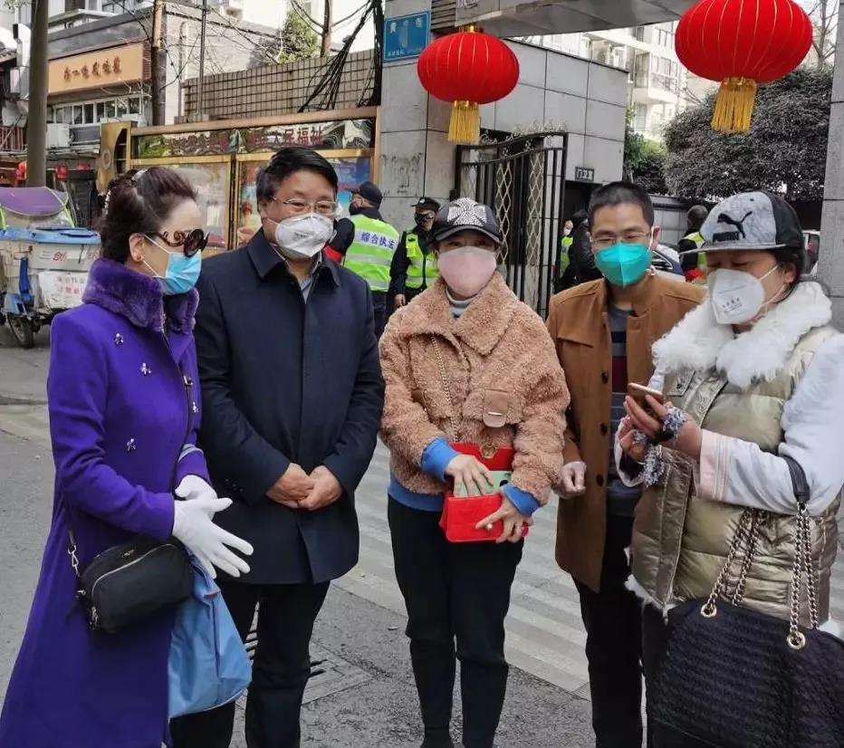 2月7日，農(nóng)工黨四川省委專職副主委、省直工委主委夏華祥參加抗疫捐贈活動并看望茶店子街道第二辦公區(qū)堅守疫線的農(nóng)工黨黨員同志.jpg