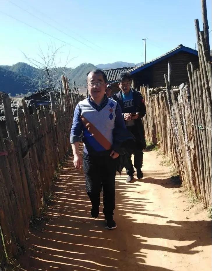 頂著烈日，初次行走在通往貧困戶的路上，步伐穩健，卻心情沉重.jpg