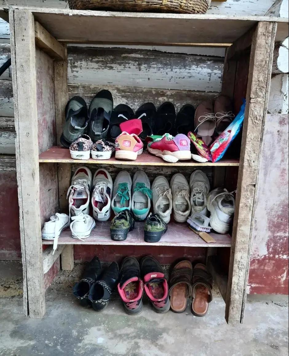 村民家簡陋而整齊的鞋柜.jpg
