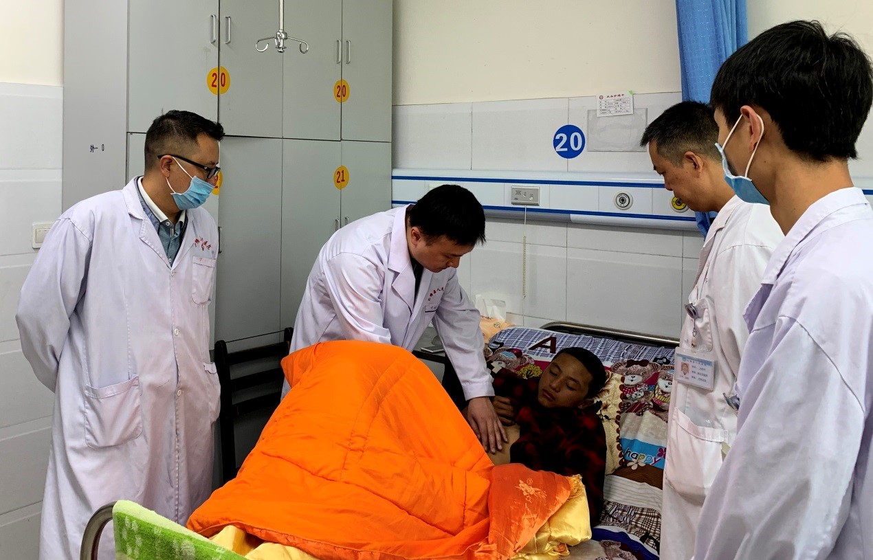 李靜醫師（左二）為病患看診.jpg