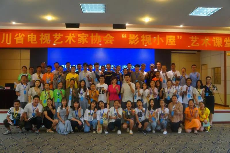 2019年7月，寒露為參加“影視小屋”藝術(shù)課堂培訓(xùn)的師生授課.jpg