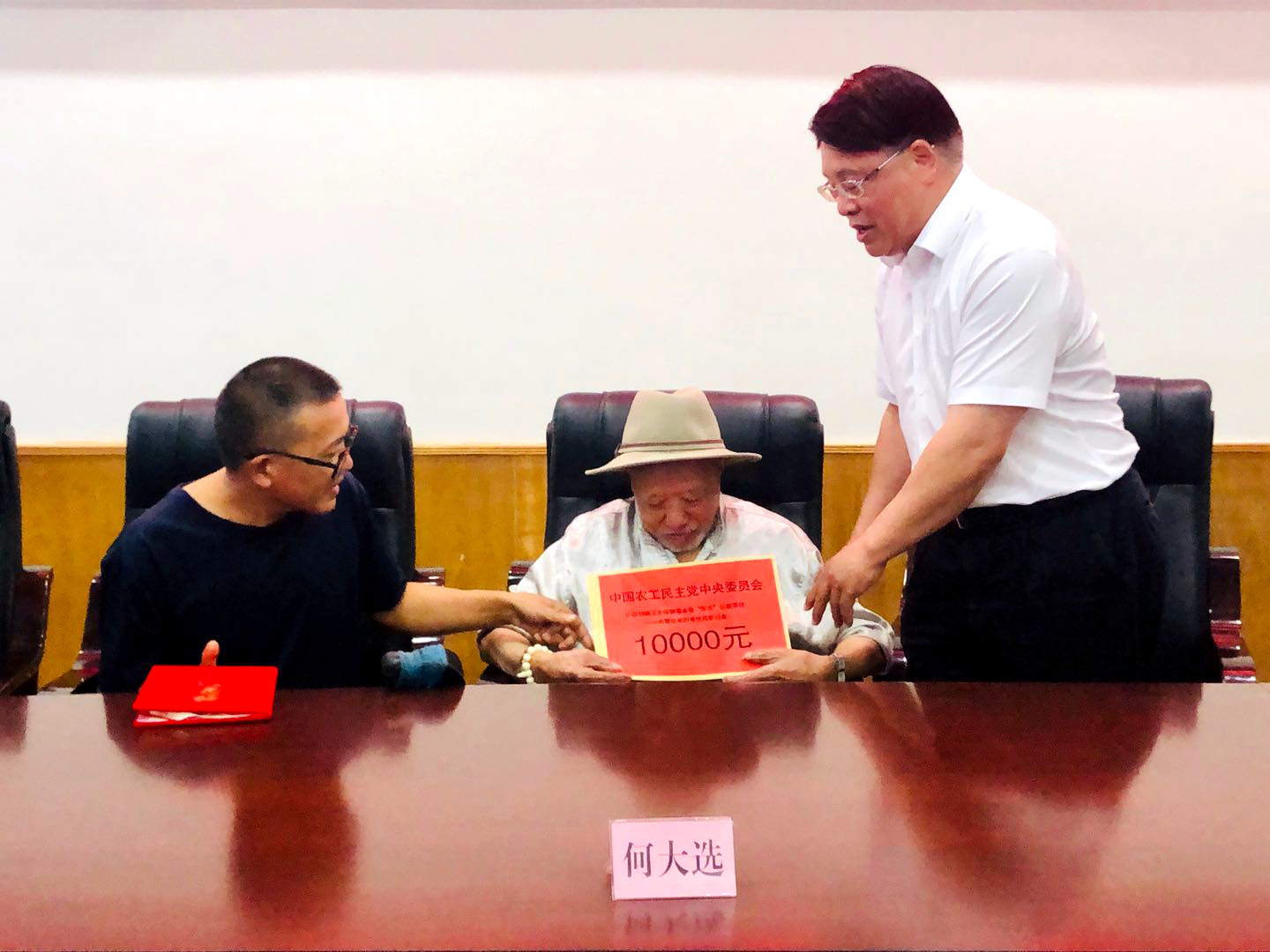 慰問 何大選 1萬.jpg