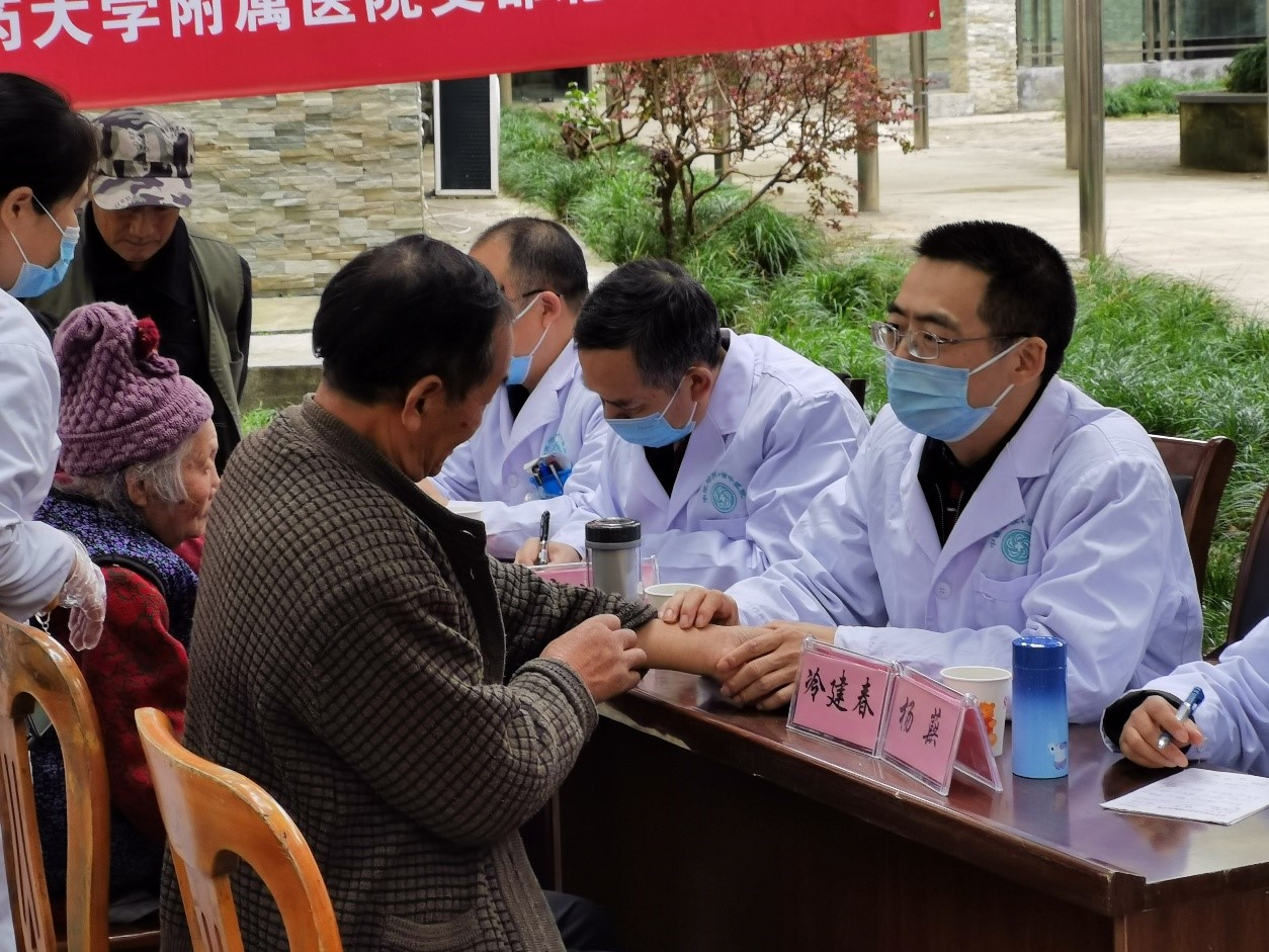 圖2 冷建春教授為患者義診.jpg