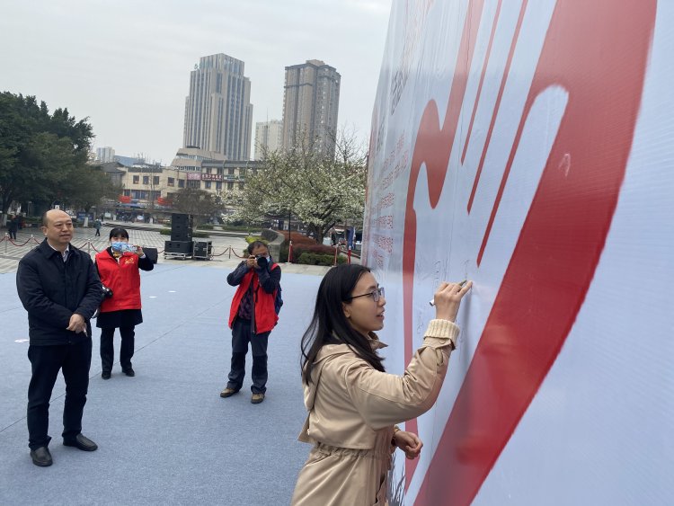 百朵鮮花送“雷鋒”__ 志愿精神永流傳3.jpg