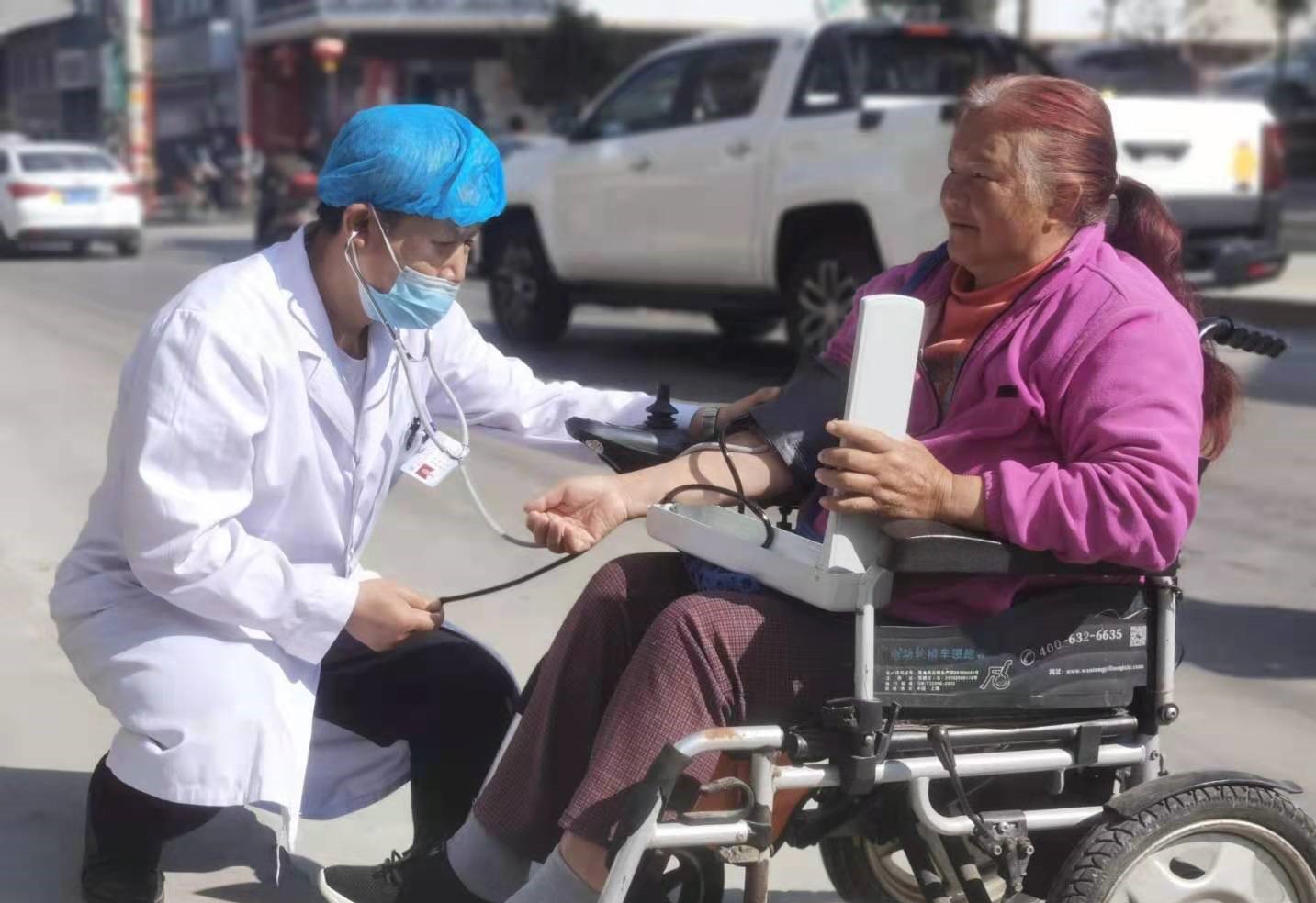 義診活動中為群眾量血壓.jpg