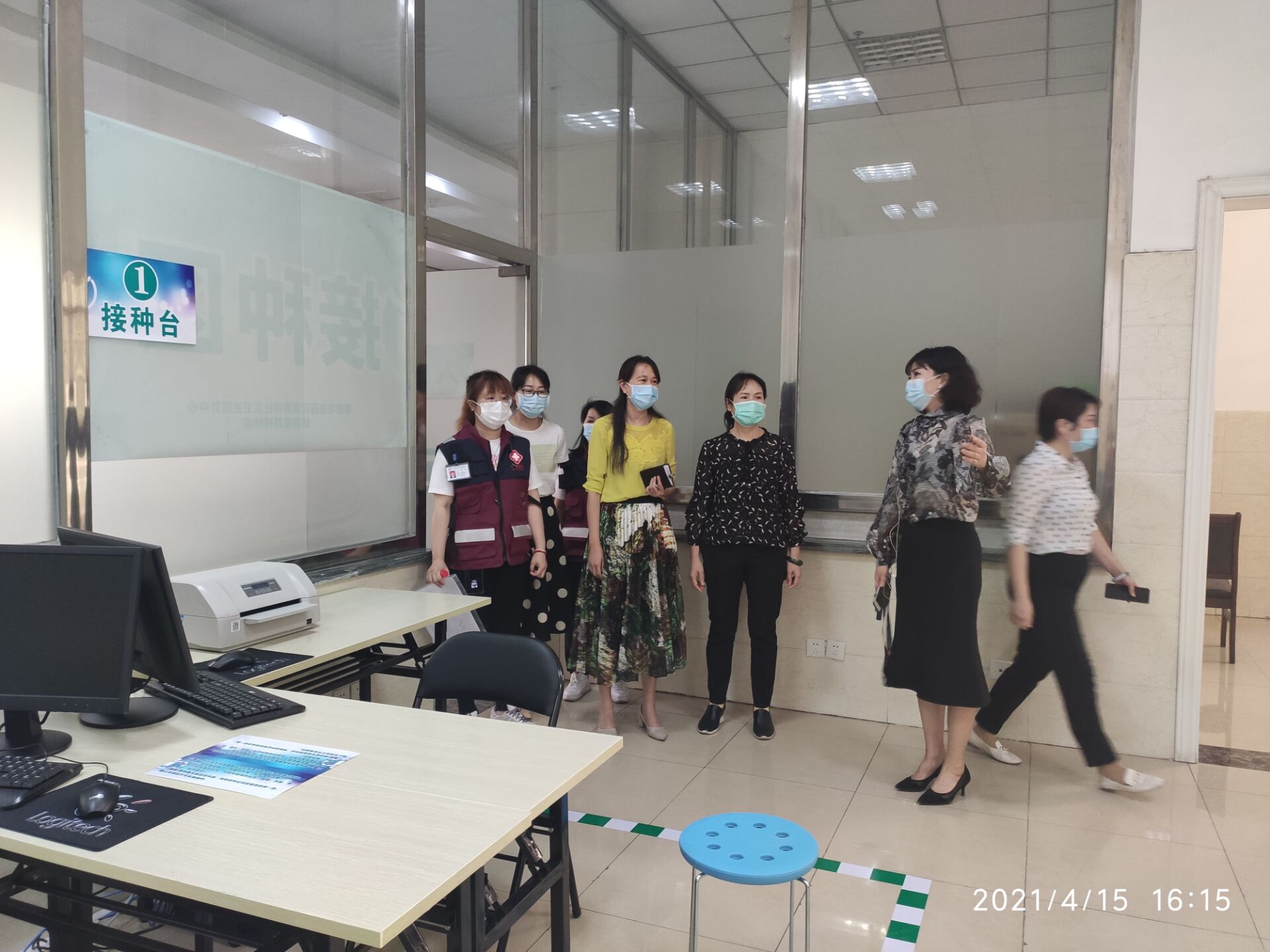朱玲（左一）督導疫苗接種點工作.jpg