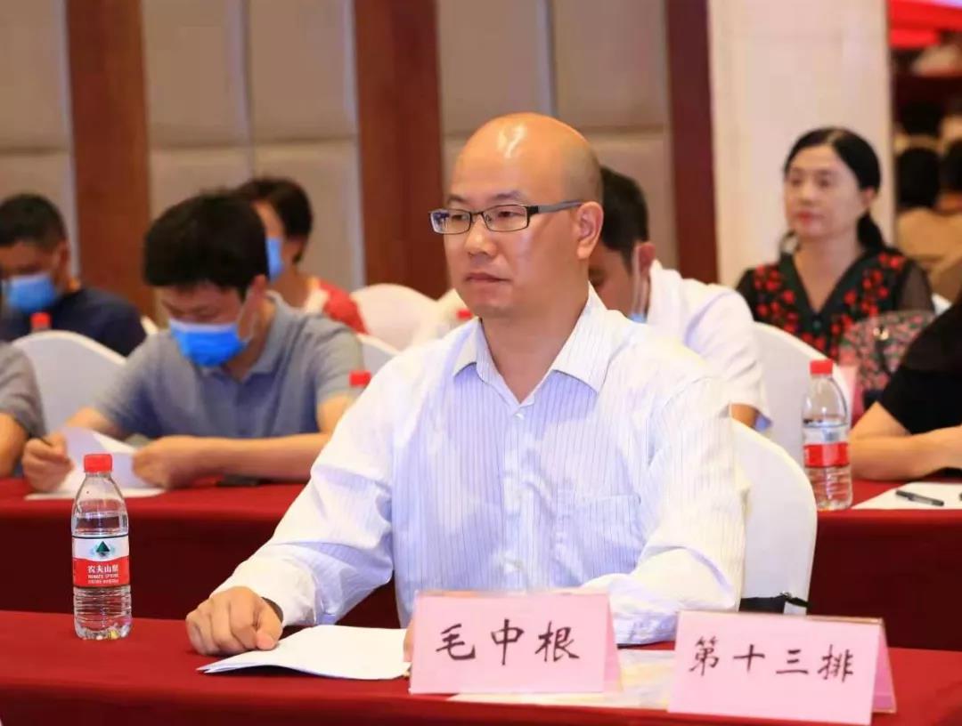 省政協委員、農工黨西南財經大學支部主委 、西南財經大學教授 毛中根.jpg