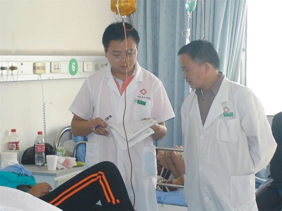 林代富主任醫(yī)師（右）與肛腸科主任趙大勇副主任醫(yī)師在病房查房.png