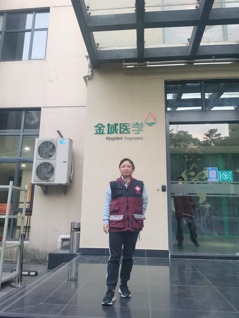 圖4.隊(duì)長(zhǎng)胡江紅在金域醫(yī)學(xué)檢驗(yàn)中心_副本.png
